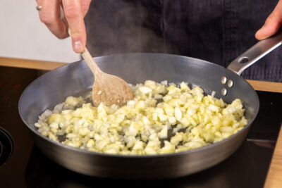 Zwiebel anbraten