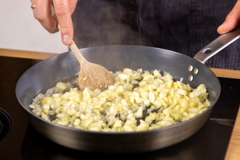 Zwiebel anbraten