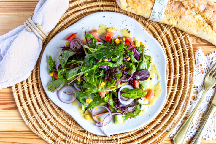 Wildkräutersalat mit einfachem Dressing