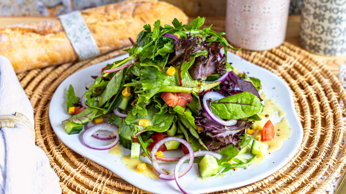 Wildkräutersalat mit einfachem Dressing