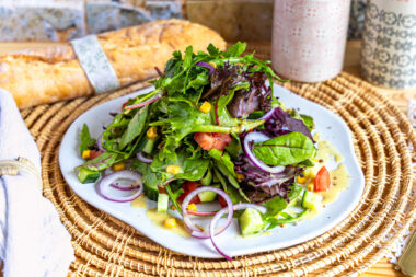 Wildkräutersalat mit einfachem Dressing