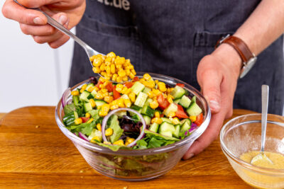Mais über Salat geben