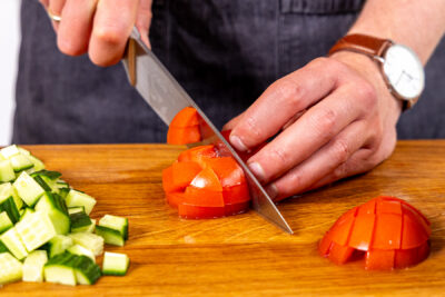 Gurke und Tomate in Würfel schneiden