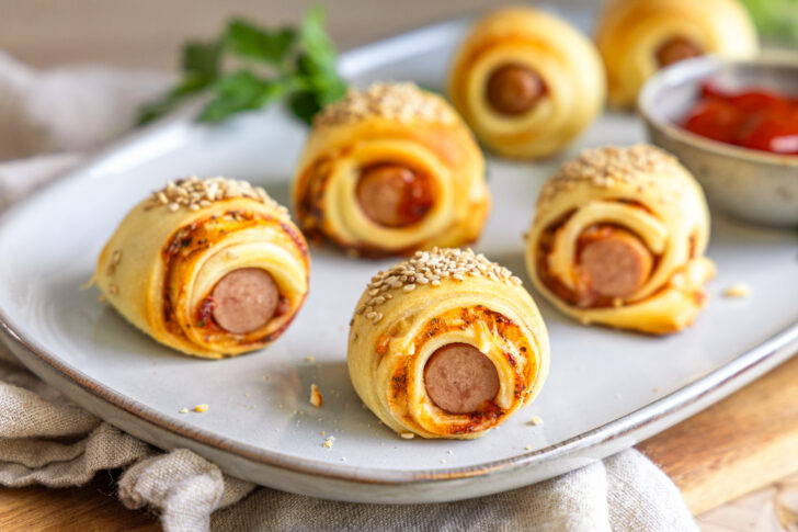 Würstchen im Pizzateig-Schlafrock mit Sesam on top
