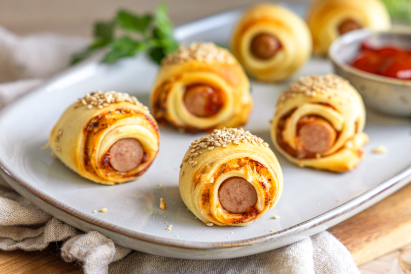 Würstchen im Pizzateig-Schlafrock mit Sesam on top
