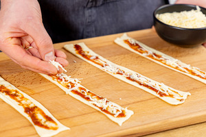 Würstchen im Pizzateig-Schlafrock mit Käse füllen