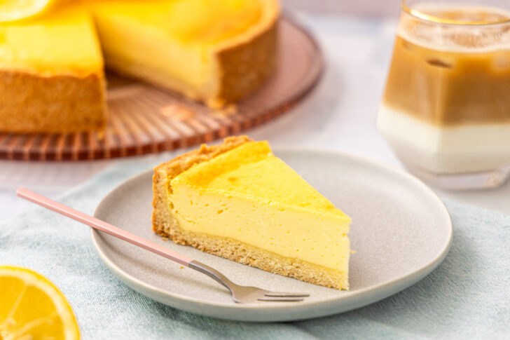 Zitronen Käsekuchen servieren