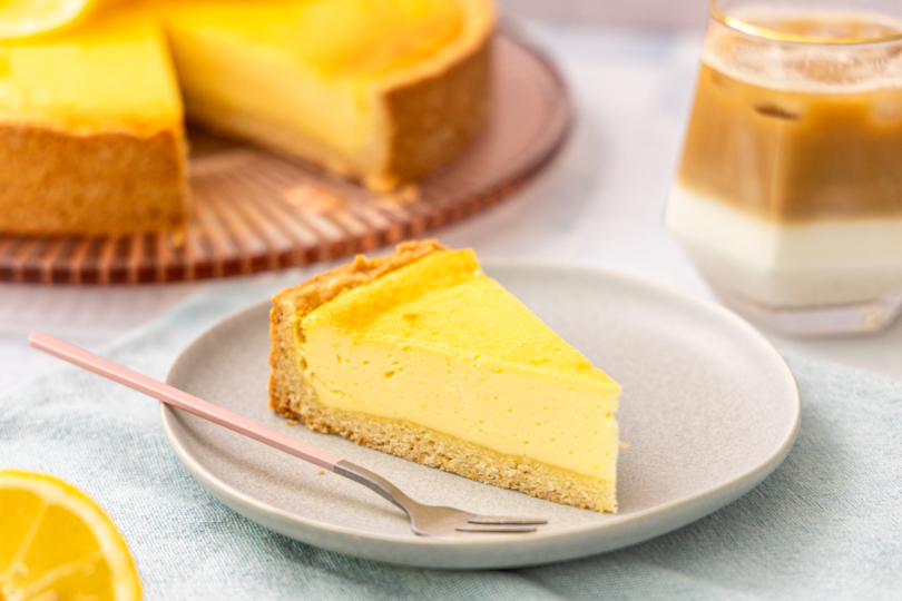 Zitronen Käsekuchen servieren