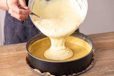 Quarkmasse in die Form füllen