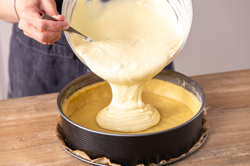 Quarkmasse in die Form füllen