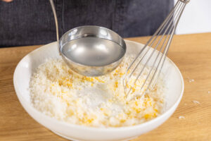 Pastawasser zu Parmesan und Ei geben