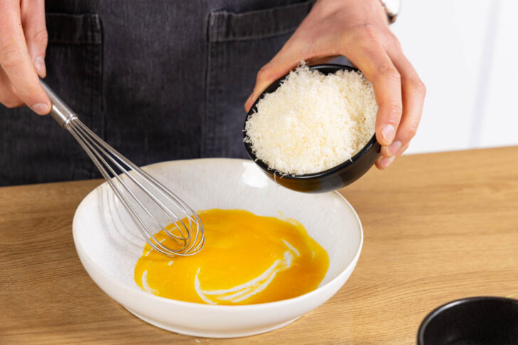 Parmesan mit Ei verquirlen