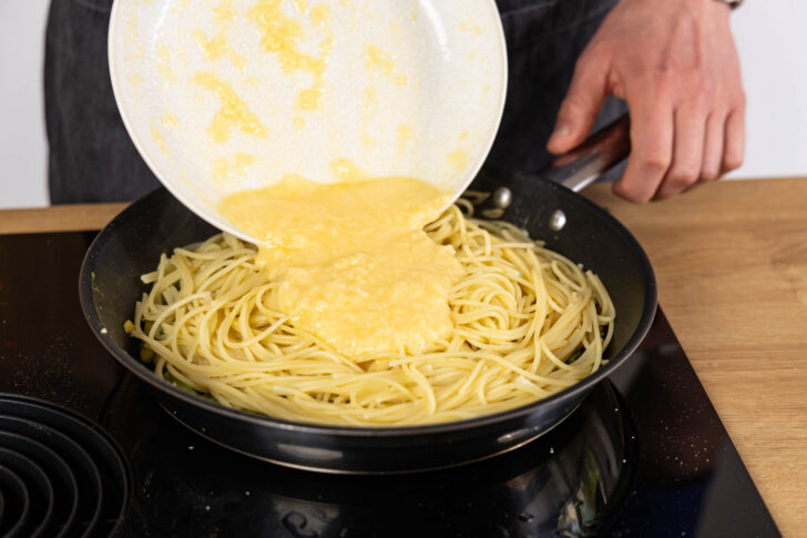 Sauce zu Pasta geben