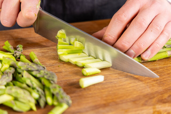 Spargel klein schneiden