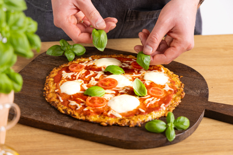 Blumenkohlpizza garnieren