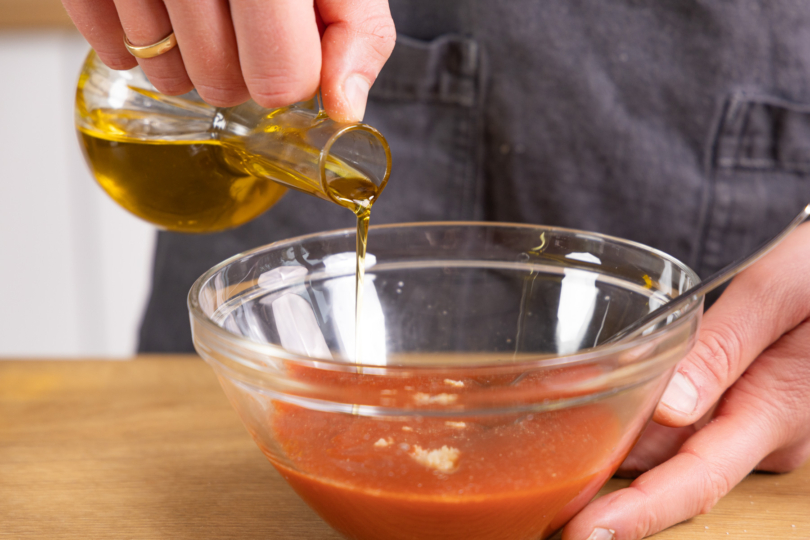 Öl in passierte Tomaten geben