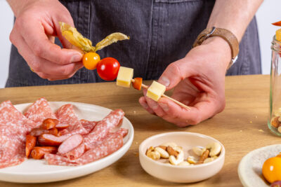 Charcuterie Cups aufspießen