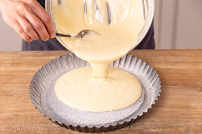 Biskuitteig in die Backform geben und backen