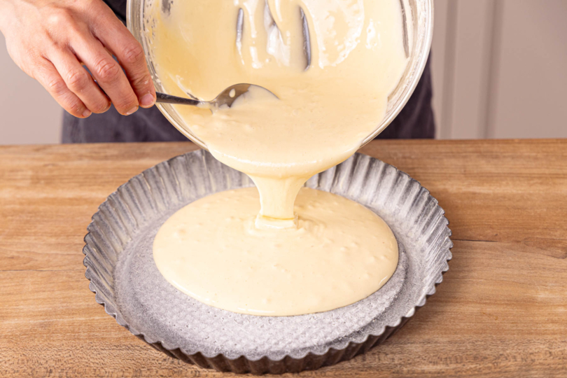 Biskuitteig in die Backform geben und backen