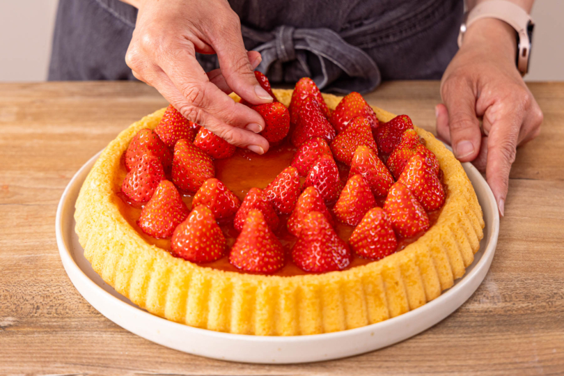 Erdbeeren putzen und auf dem Erdbeerboden verteilen