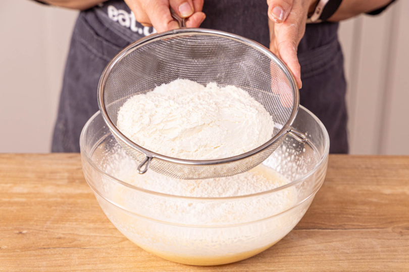 Mehl und Backpulver einsieben