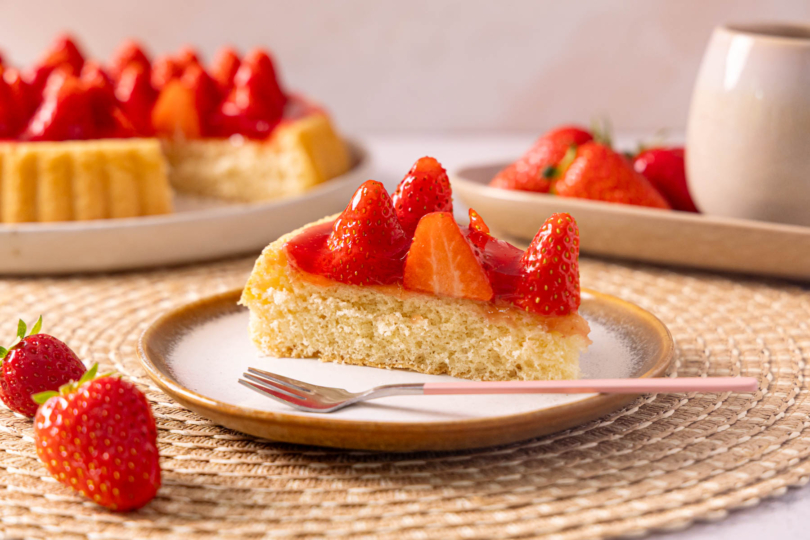 Ein Stück Erdbeertorte mit einfachem Erdbeerboden