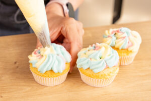 Einhorn Muffins dekorieren