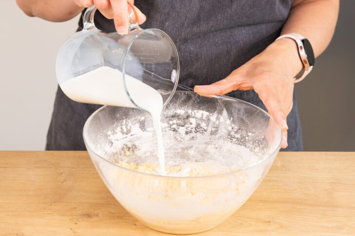 Milch hinzugeben