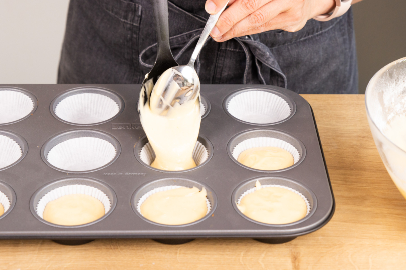 Teig in Muffinförmchen füllen