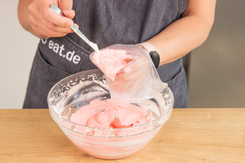 Spritzbeutel mit Frosting füllen