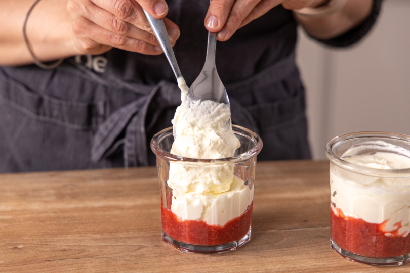 Joghurtcreme dazugeben