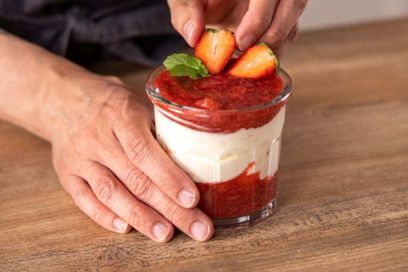 Erdbeer-Rhabarber-Dessert garnieren
