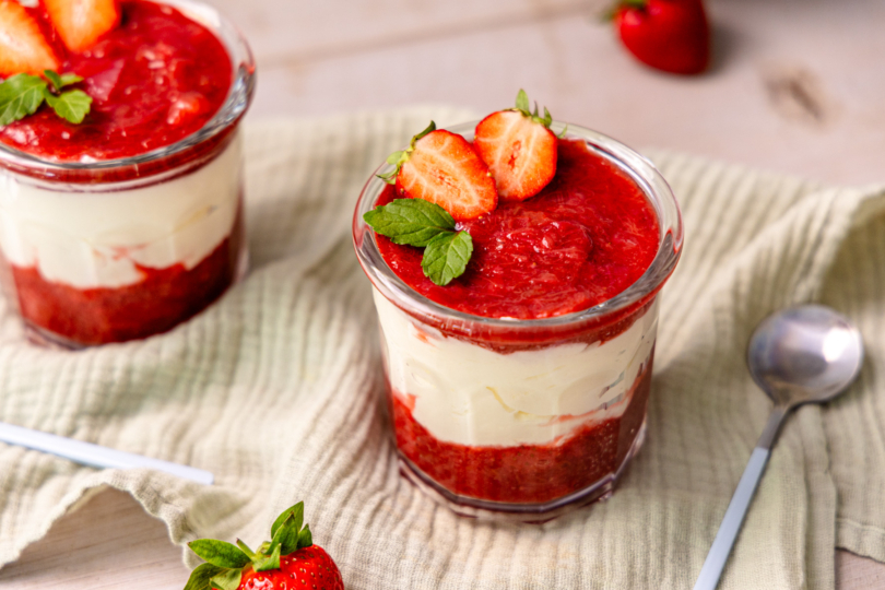 Erdbeer-Rhabarber-Dessert mit Minze