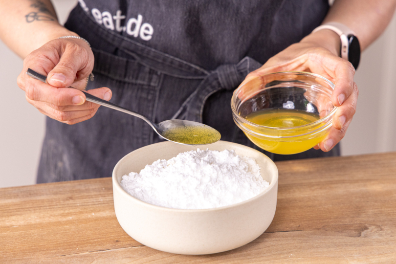 Zuckerguss mit Fanta anrühren