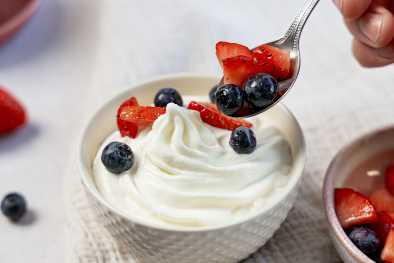 Beeren auf frozen Joghurt geben