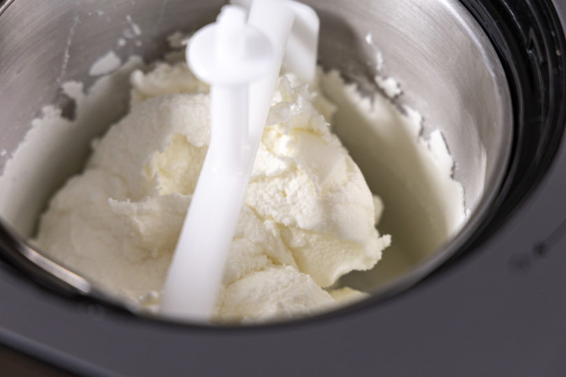 frozen Joghurt in der Eismaschine