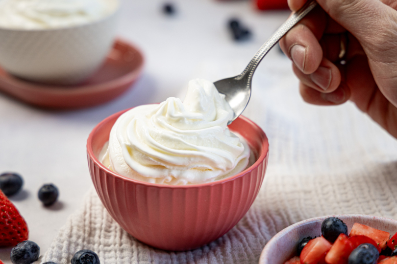 Frozen Joghurt löffeln