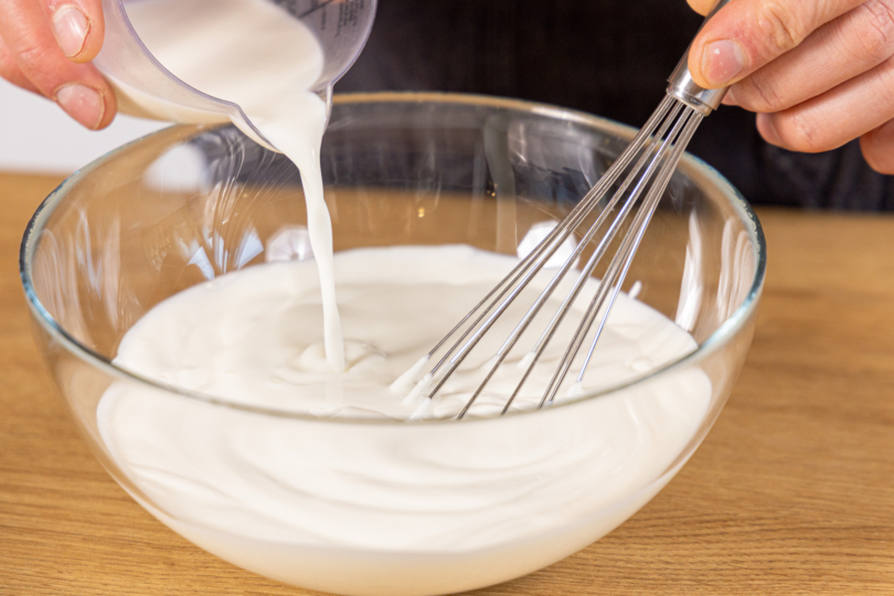 Milch in Joghurt rühren