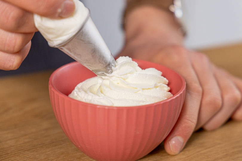 Frozen Joghurt in Schüssel spritzen