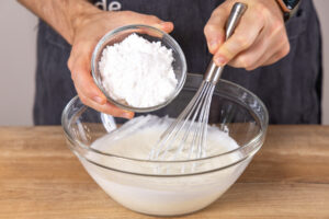 Puderzucker in Joghurt geben