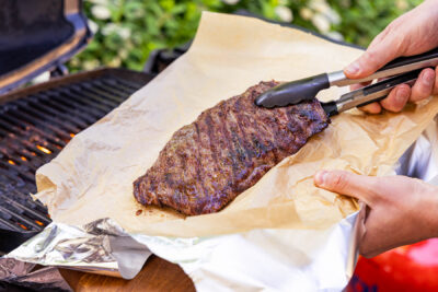 gegrilltes Flanksteak in Backpapier und Alufolie ruhen lassen