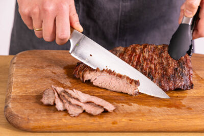 Flanksteak in Tranchen schneiden