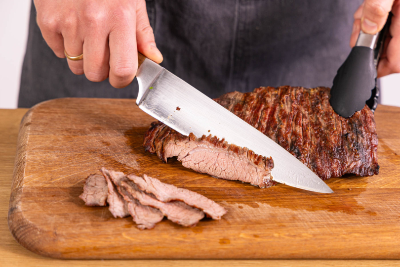Flanksteak in Tranchen schneiden