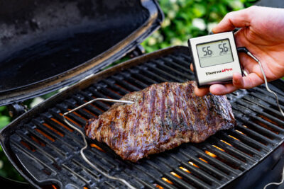 Kerntemperatur im Flanksteak kontrollieren