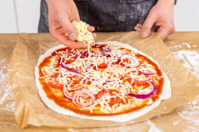 Glutenfreien Pizzateig belegen