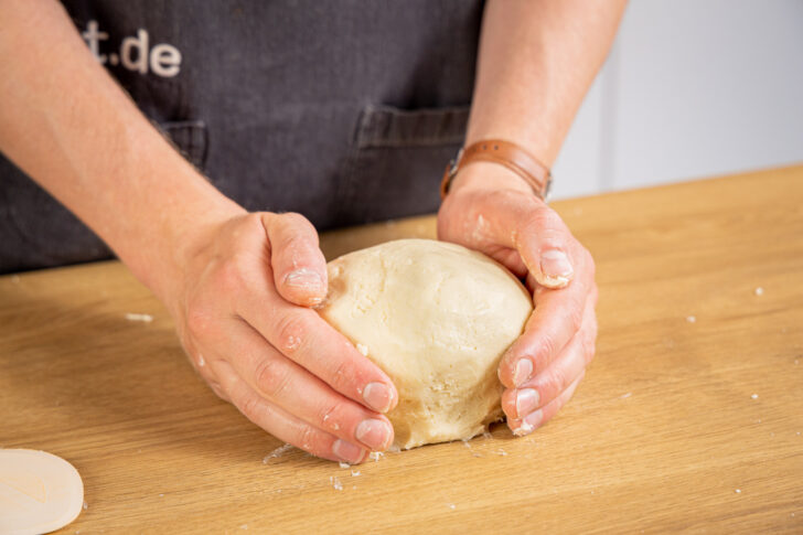 Pizzateig zu einer Kugel formen