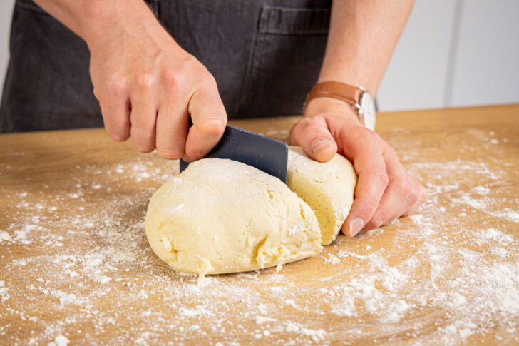 Pizzateig in Portionen teilen