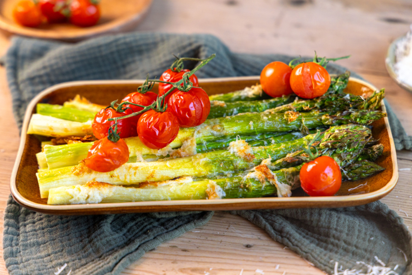 Grüner Spargel aus dem Airfryer mit Kirschtomaten