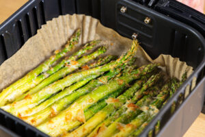 Grüner Spargel aus dem Airfryer fertig gebacken