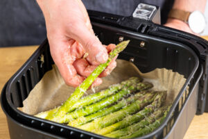 marinierten Spargel in Frittierkorb geben